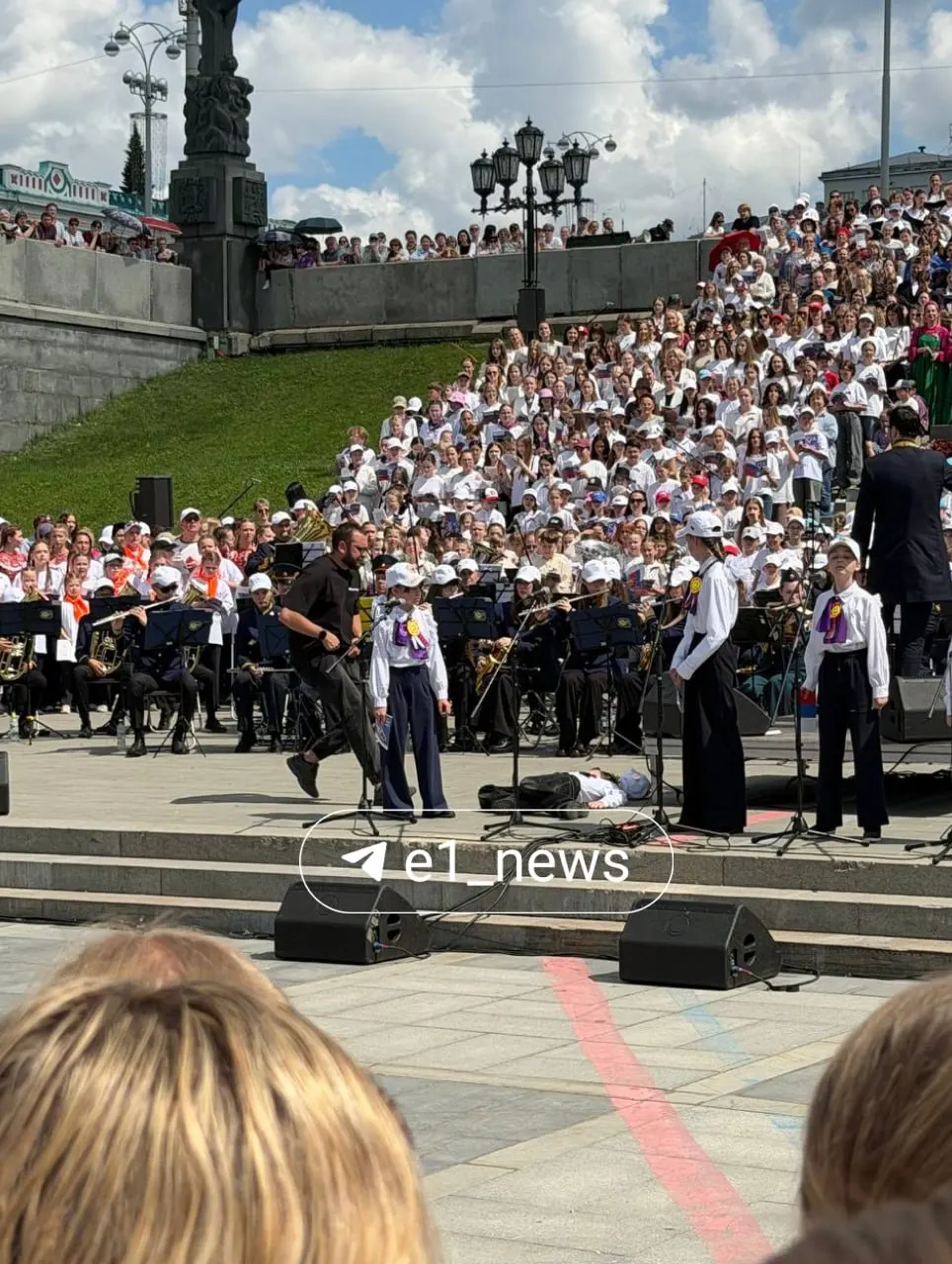 Во время ежегодного праздника «Хором славим Россию и город!» один из юных участников потерял сознание; его незамедлительно вынесли с площадки. Информации о состоянии ребёнка пока немного.
