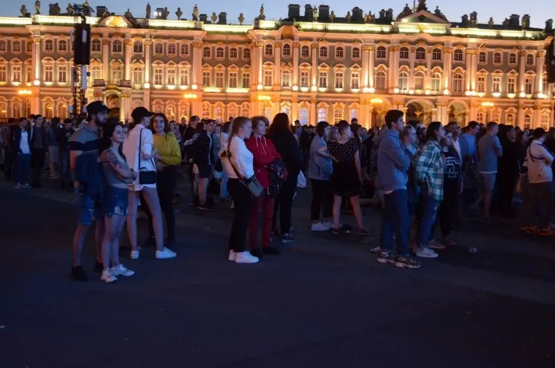В ночь с 27 на 28 июня в Петербурге пройдет «Алые паруса» с участием около 66 тысяч выпускников. Одновременно власти утверждают 300 приоритетных образовательных программ и увеличивают число бюджетных мест; в Смоленске пройдут праздничные площадки ко Дню молодёжи.