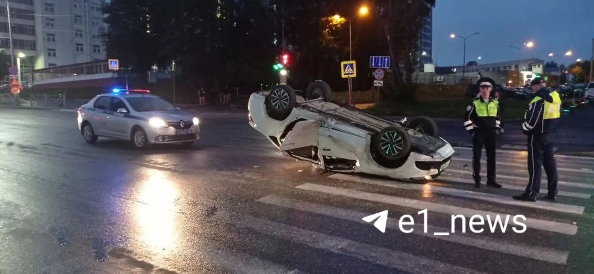 Инструктор на LADA Granta не справился с управлением на перекрёстке Репина и Заводской, врезался в ограждение и перевернулся. Очевидцы вытащили мужчину из машины, он отказался от госпитализации.