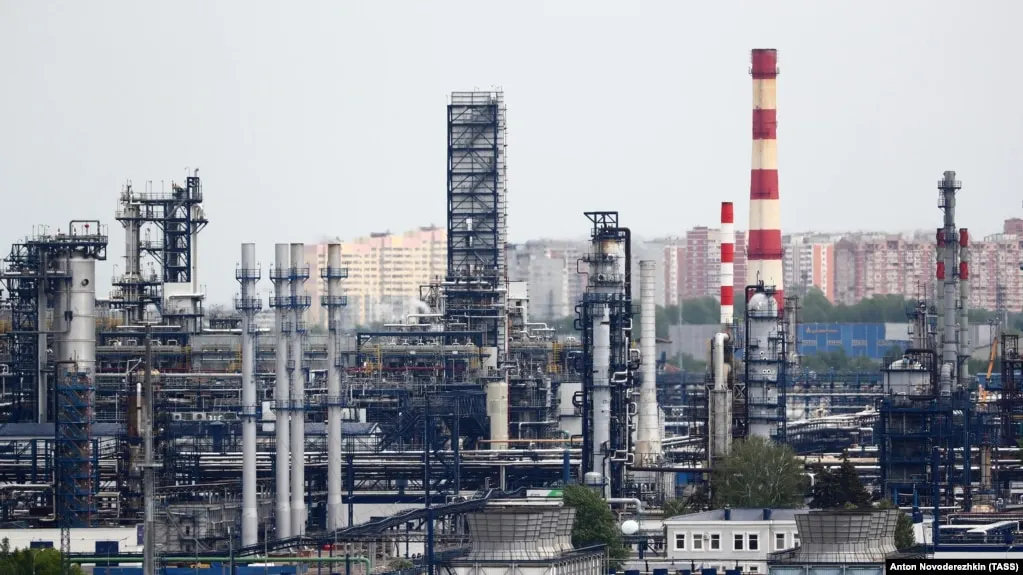 Ночью после ударов беспилотников в Москве в Капотне загорелся объект Московского НПЗ, в Краснодарском крае на нефтебазе возник пожар. По официальным данным, пострадавших нет, пожар локализован.