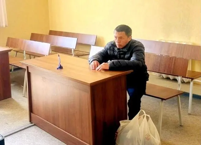 Он утверждает, что хотел лично передать данные о проблемах с водоснабжением и изъятием земельных участков; после попытки передачи его поместили под арест на 14 суток, но отпустили раньше.