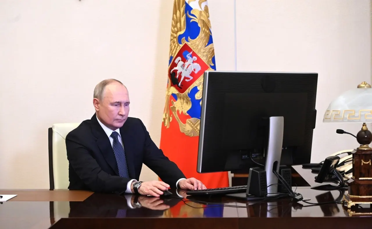 Президент распорядился обеспечить доступ к ключевым онлайн‑сервисам при ограничениях интернета; исполнителями назначены правительство и ФСБ.