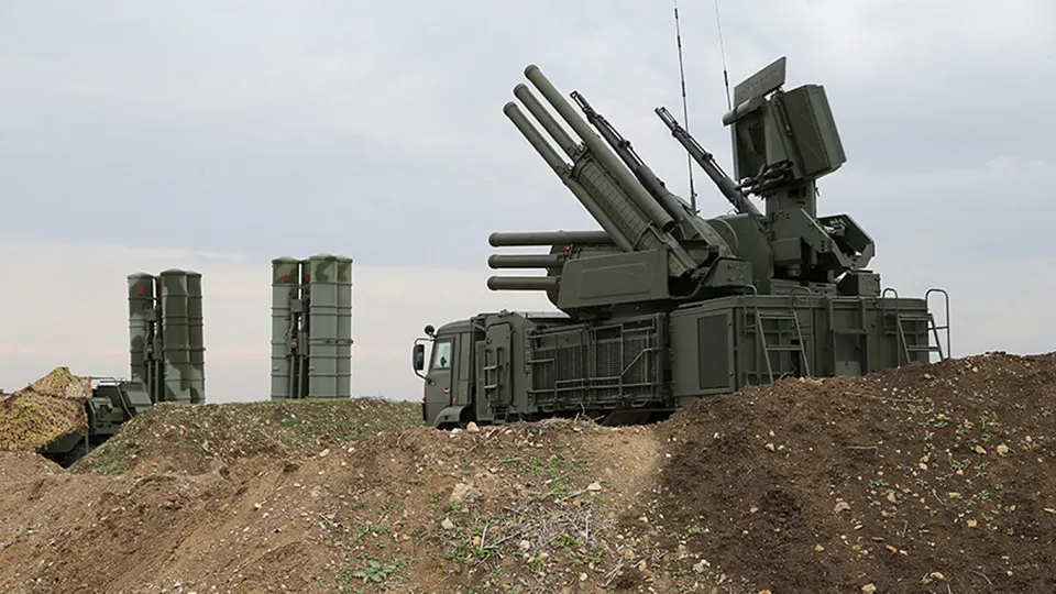 Новая российская система радиоэлектронной борьбы, как утверждают источники, может блокировать связь терминалов Starlink на площади до 20 км². Комплекс работает в диапазоне 14–14,5 ГГц, производится в Симферополе и стоит около $1,5 млн; в России одновременно ужесточают правила ввоза зарубежного спутникового оборудования.