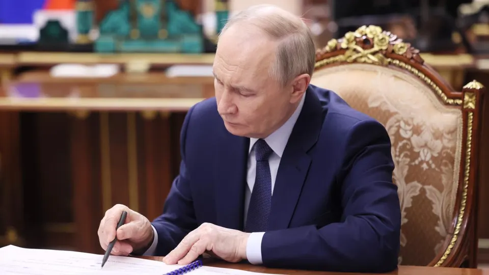 Новый федеральный закон, вступающий в силу 1 сентября 2026 года, позволяет арестовывать имущество россиян, находящихся за рубежом, за ряд административных правонарушений против интересов РФ; стоимость ареста не будет ограничена размером штрафа.