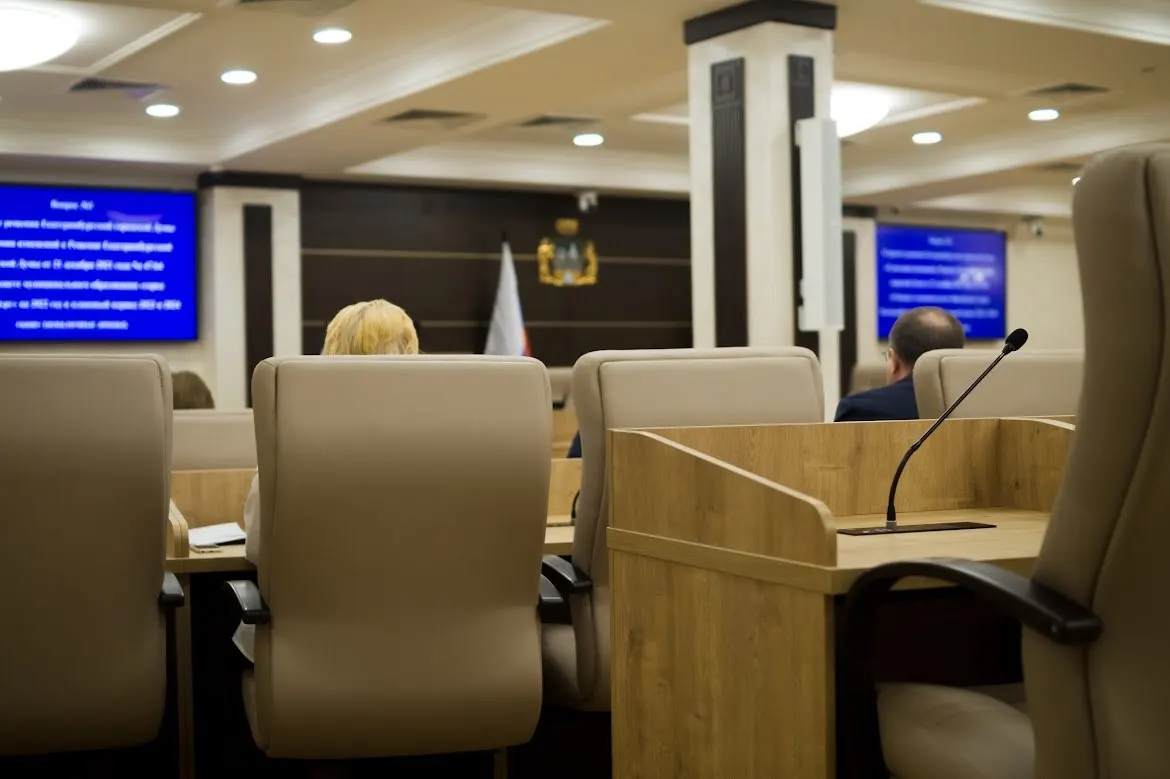 В открытом опросе 21% жителей Екатеринбурга сочли зарплаты депутатов и политиков неоправданно высокими. На втором месте — директора и руководители (11%). Мужчины чаще называют политиков, женщины — футболистов и блогеров; в списке также программисты, госслужащие, менеджеры, риэлторы и курьеры.