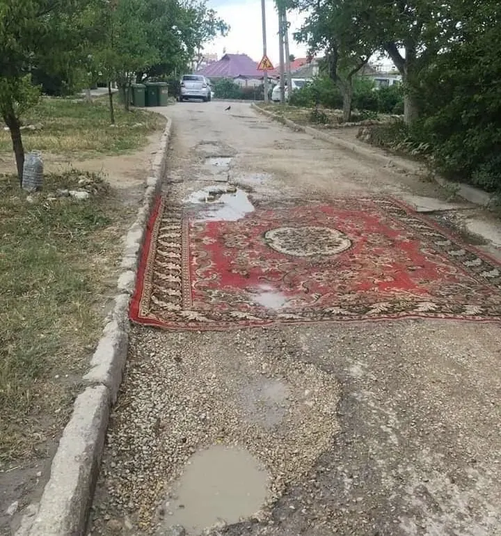 В Госдуму внесён проект, который позволит жильцам ремонтировать асфальтовое покрытие во дворах и на местных дорогах; в правительстве инициативу не поддержали.