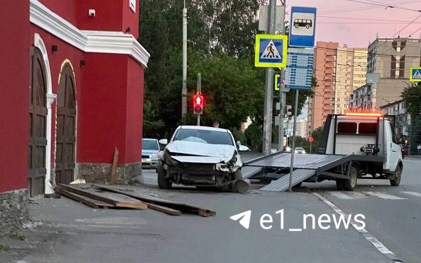 На улице Белинского автомобиль съехал с дороги и врезался в стену пожарного депо. Водитель остался жив, машину эвакуировали.