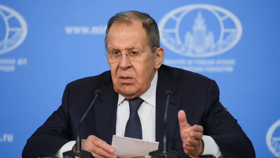 Глава МИД РФ Сергей Лавров заявил, что европейские государства требуют от России немедленного прекращения огня, начала переговоров и компенсаций, и подчеркнул, что доверие между сторонами нельзя восстановить ультиматумами.