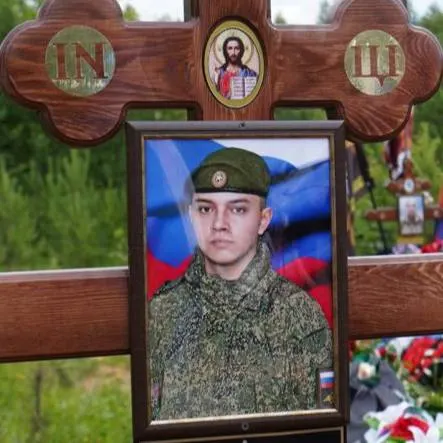 Свердловчанина, погибшего в Курской области, похоронили в Реже. Родственники не согласны с формулировкой «неправильное обращение с оружием» и требуют проверок.