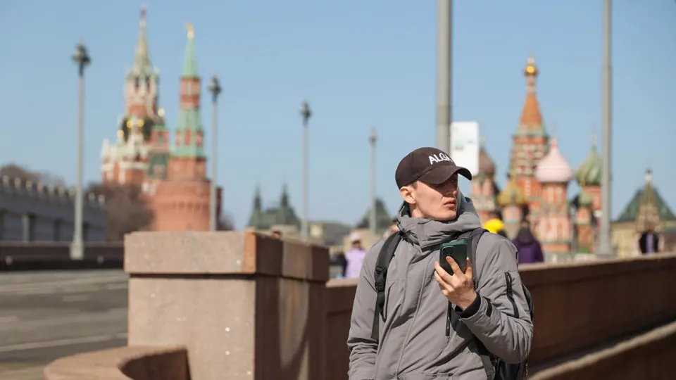Правительство планирует ввести информационную систему идентификаторов мобильных устройств (IMEI): операторы будут вносить данные аппаратов и блокировать SIM‑карты с «компрометированных» телефонов. Ожидаемая дата вступления — 1 марта 2027 года.