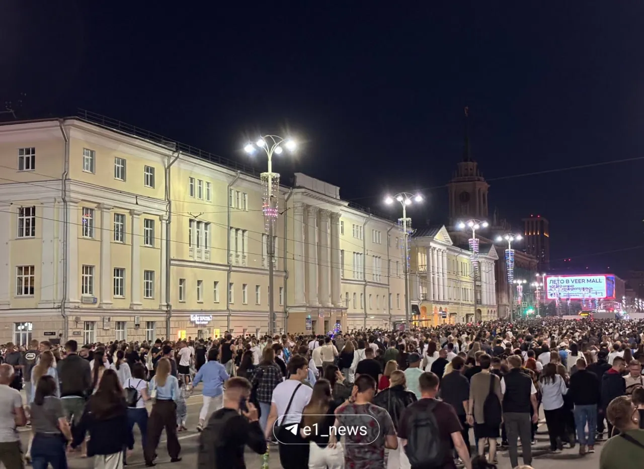 После окончания концерта Юлии Савичевой зрители разделились: кто‑то ушёл к станции метро, а часть публики отправилась на Октябрьскую площадь на традиционную акцию «Светает», где выступят «ТОП», «ЧАЙФ» и камерный оркестр B‑A‑C‑H.