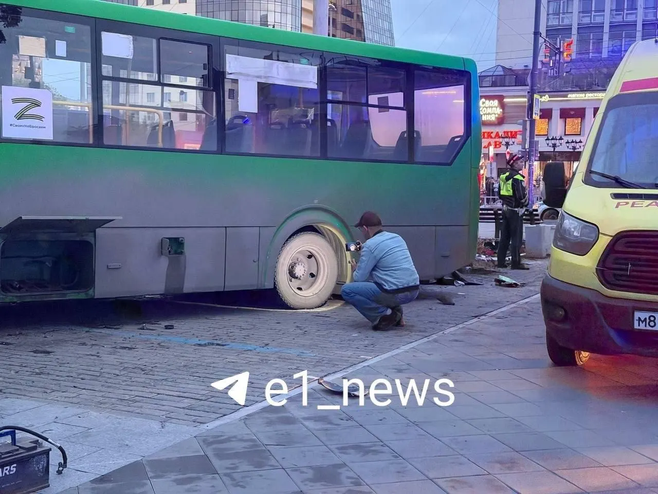 В результате наезда автобуса погибли три человека — две женщины и мужчина; личность ребёнка пока не установлена. Пять человек госпитализированы с травмами, водитель и директор транспортной компании задержаны.