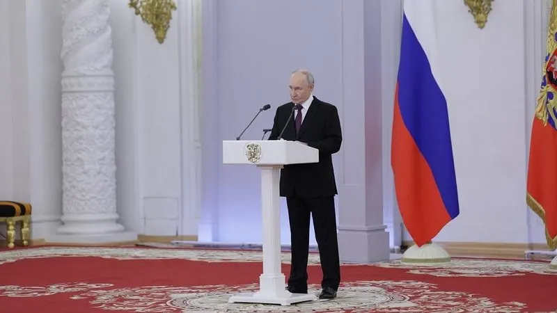 Президент заявил, что беспилотники атакуют объекты гражданской инфраструктуры России с целью посеять неуверенность в обществе, и обвинил западные страны в поддержке таких действий.