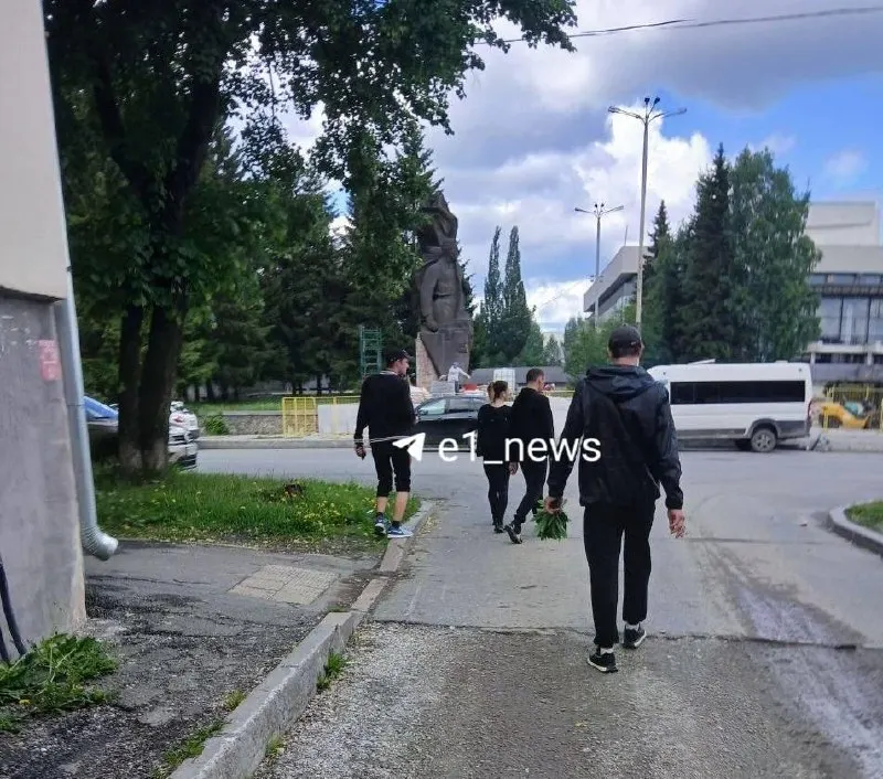 Под видом покупателя злоумышленник схватил товар стоимостью около 200 рублей и убежал. Очевидцы сняли произошедшее на видео, прохожие возместили ущерб, правоохранительные органы проведут проверку.