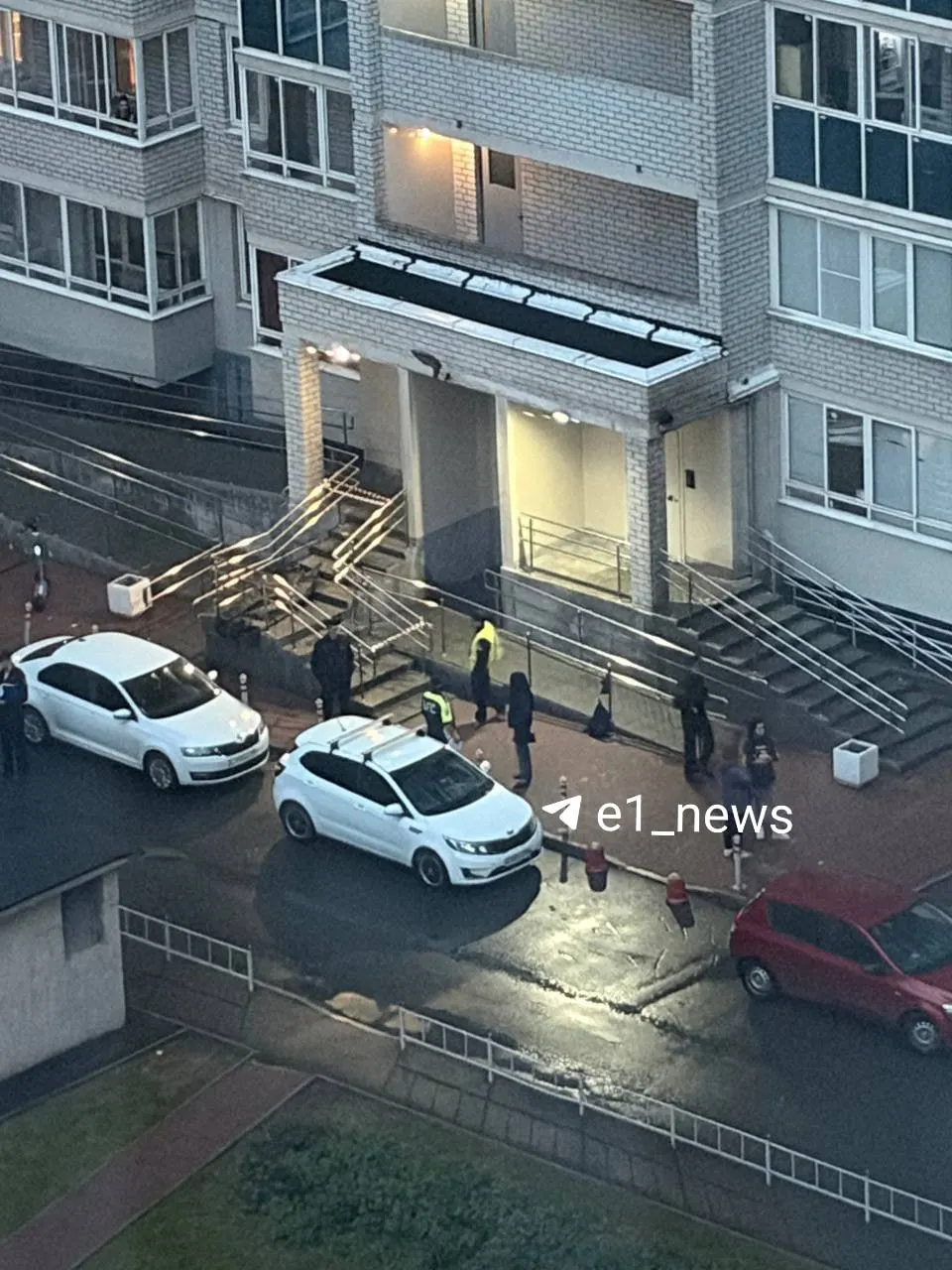Тело девушки нашли вечером 29 июня у многоэтажки в Втузгородке. По словам очевидцев, она выпала с 19-го этажа; обстоятельства происшествия выясняют правоохранители.