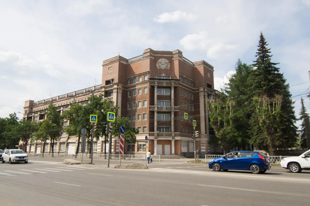 Здание площадью 9,2 тыс. кв. м и участок 0,73 га подготовят к продаже в первом квартале 2027 года. Объект в управлении «Дом.РФ», состояние считается неудовлетворительным, перед торгами нужно привести в порядок документы и данные ЕГРН.