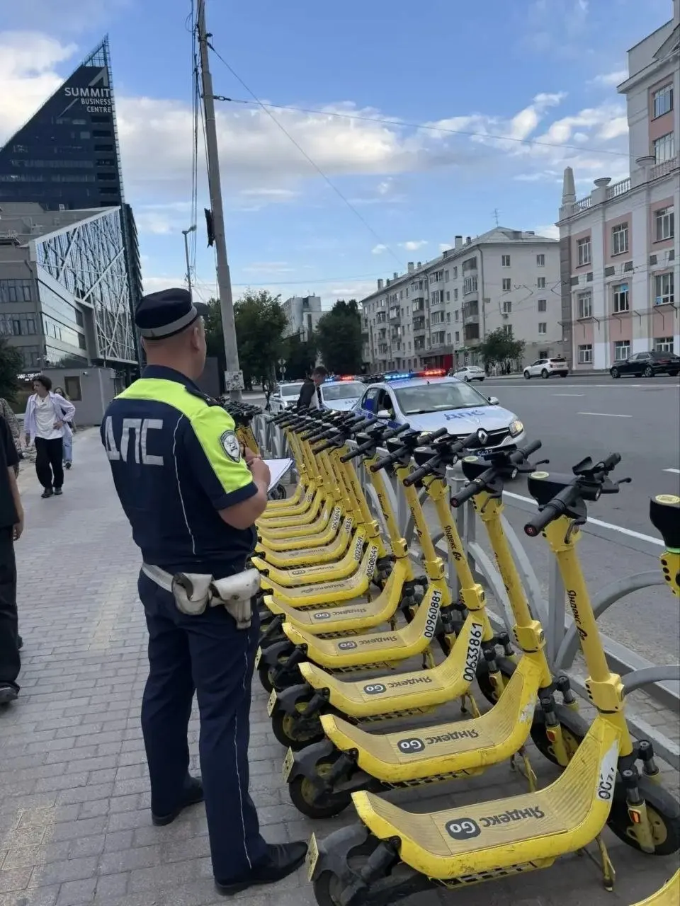 Два человека на электросамокатах не смогли разъехаться и врезались друг в друга: 16‑летняя девушка госпитализирована, 21‑летнему помощь не понадобилась.