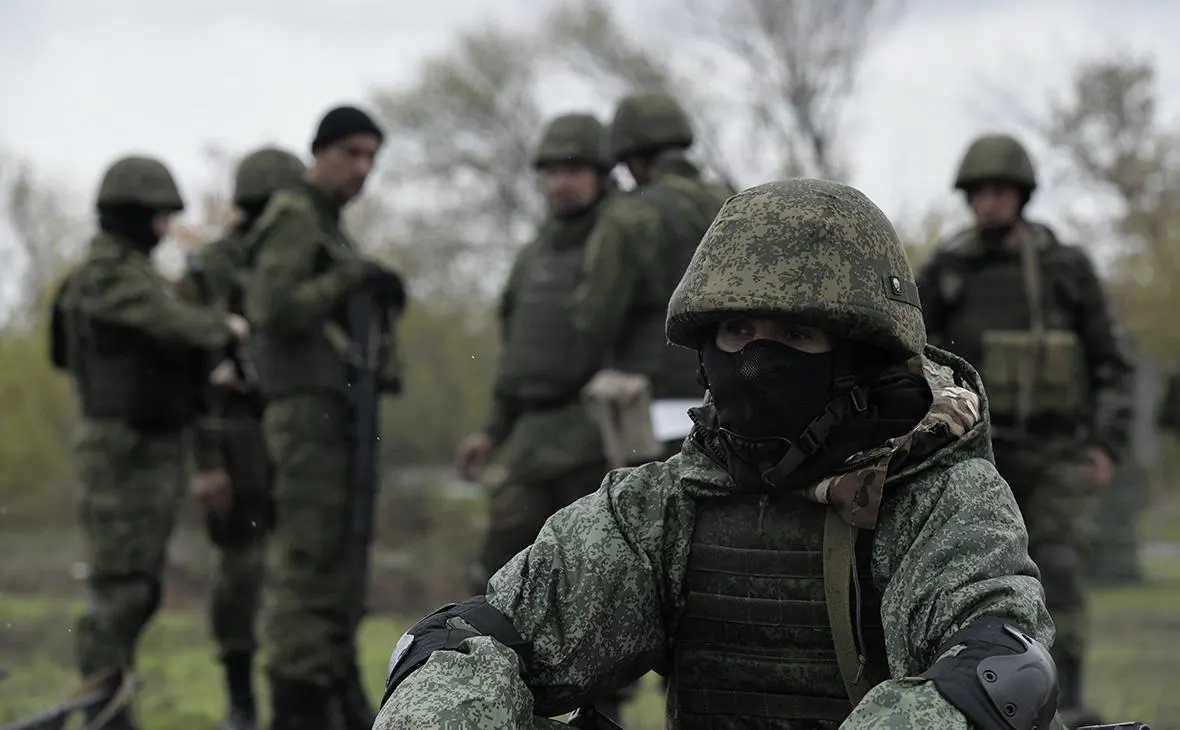 Бывшие чиновники и военные эксперты предупреждают, что без масштабной мобилизации ресурсов Россия рискует проиграть, однако руководству продолжают поступать фрагментарные данные, и вера в неизбежную победу остаётся.