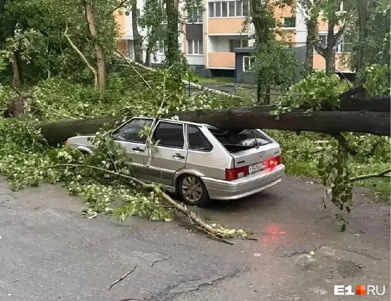 В Кушве ввели режим ЧС: коммунальные службы убирают завалы, восстанавливают воду и электричество. В двух районах временно отключён газ, повреждены около 100 домов.
