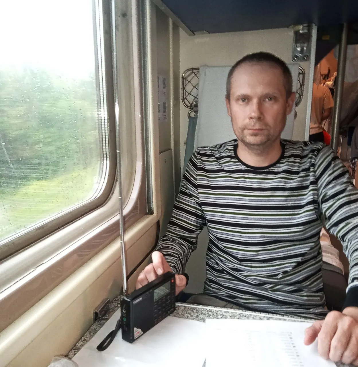 Активист Михаил Шарыгин освободился из ИК‑13 Свердловской области и вернулся к жене и сыну. Ранее его осудили по статье об участии в деятельности экстремистской организации.