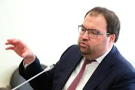 Глава Минцифры заявил на IT‑завтраке в рамках ПМЭФ‑2026, что встраивание механизмов возрастной идентификации в онлайн‑платформы — ближайшая задача ведомства; изучается опыт зарубежных сервисов, в том числе Roblox.