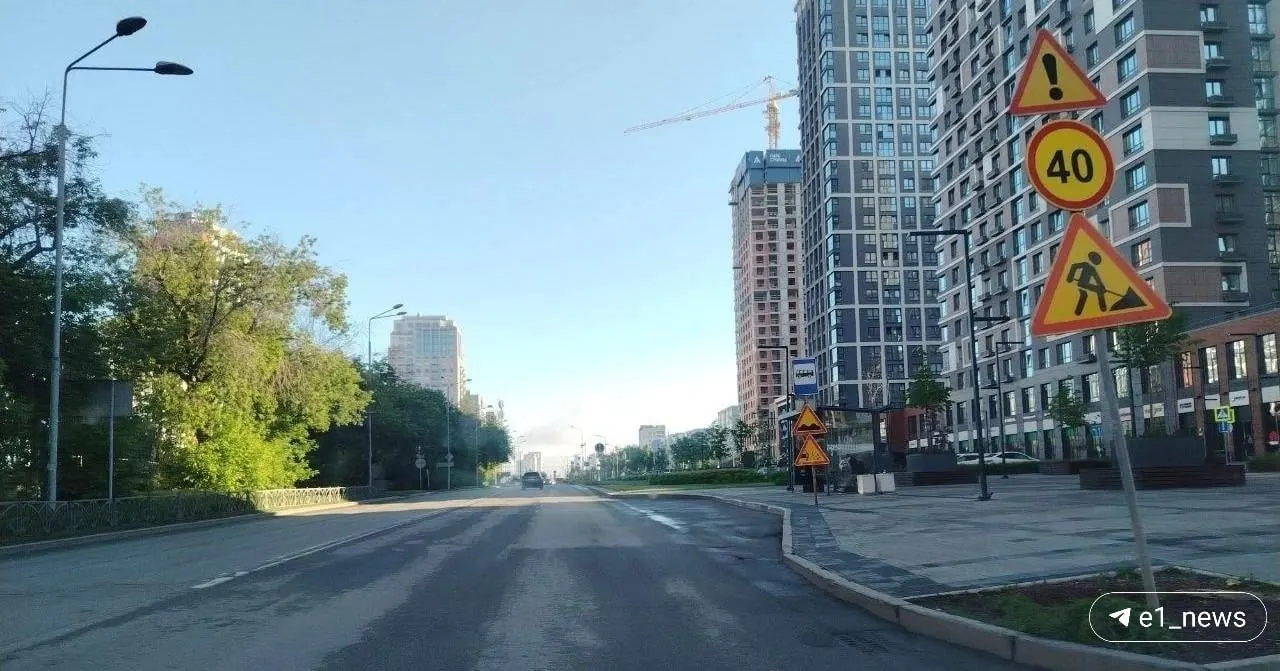 На участке улицы Московской от бульвара Денисова-Уральского до Щорса установили временные знаки с ограничением скорости до 40 км/ч. Водители не заметили рабочих и спецтехники; участок запланирован к ремонту в 2026 году.