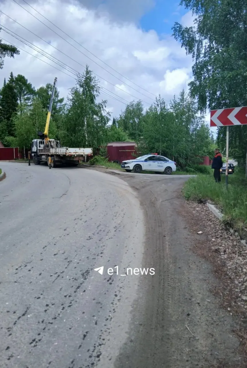 Около 4:30 утра подросток, взяв без разрешения автомобиль дяди и будучи в состоянии алкогольного опьянения, не справился с управлением. Понадобилось оформление материалов: родителям составили протоколы, взрослых также ждут штрафы за нарушение ПДД.