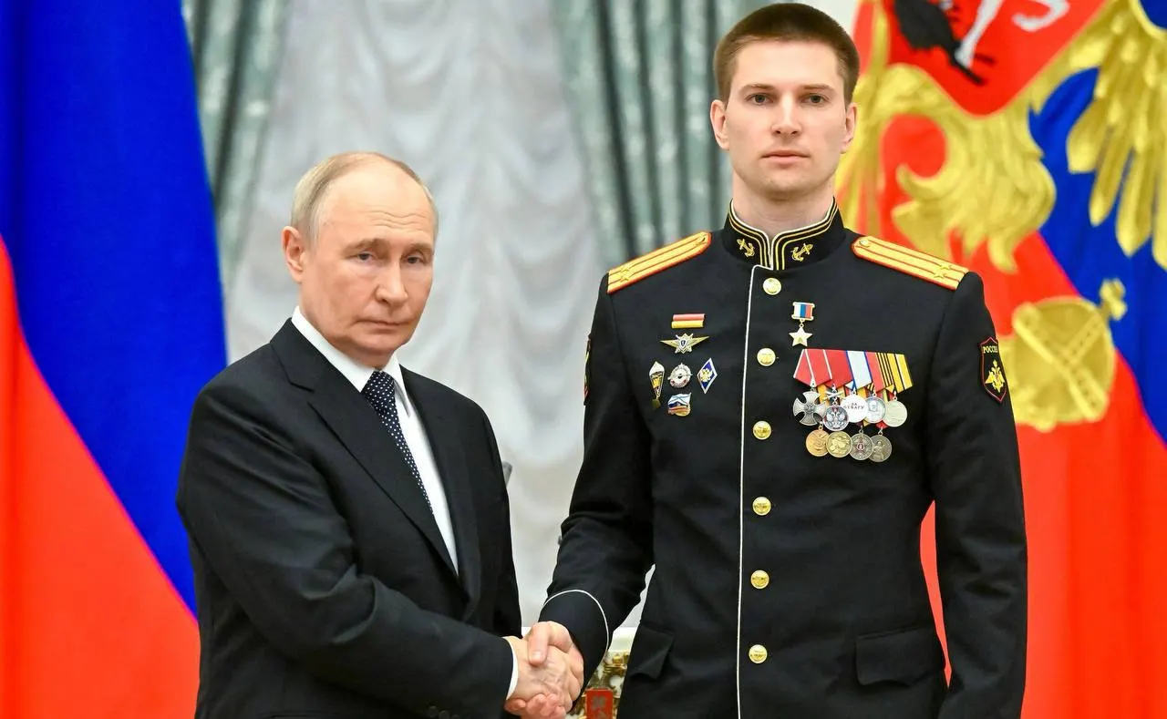 В Кремле президент Владимир Путин наградил подполковника Ивана Берестовского медалью «Золотая Звезда» за мужество в ходе специальной военной операции.