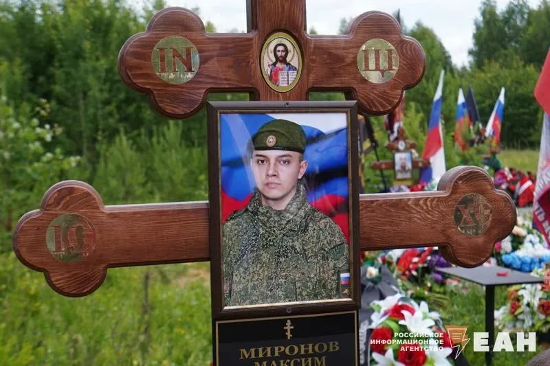 Семья 20‑летнего Максима Миронова утверждает, что молодой человек погиб неясно при невыясненных обстоятельствах: в извещении указана «самопроизвольная стрельба», а близкие обнаружили на теле повреждения и требуют проверки.