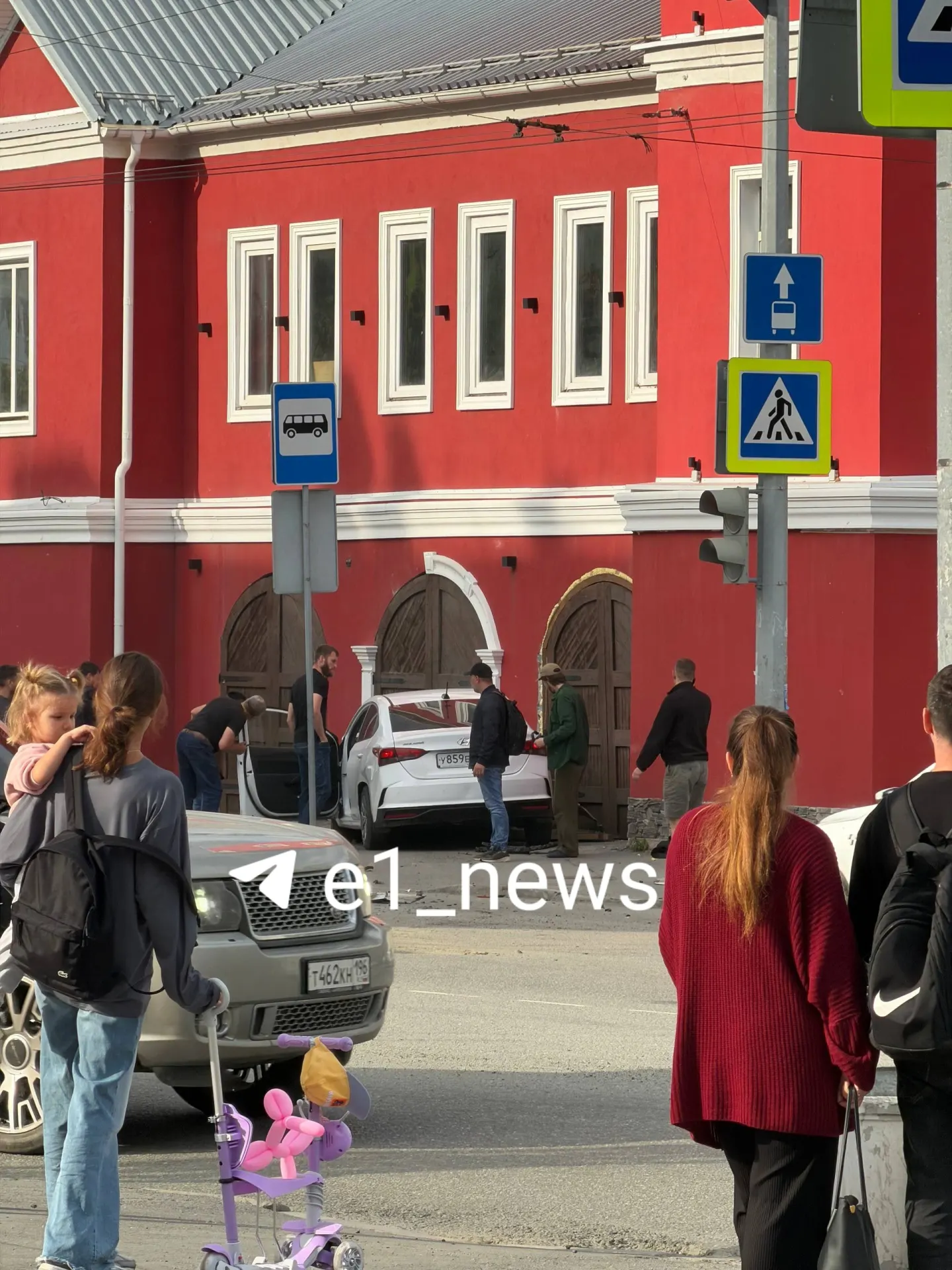 Автомобиль выехал на тротуар и столкнулся с недавно отремонтированным зданием пожарного депо. О пострадавших пока не сообщается, информация уточняется в ГИБДД.