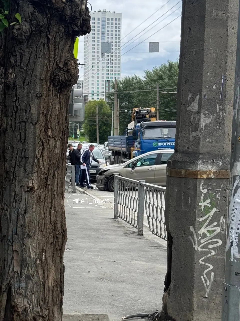 На проспекте Космонавтов в Екатеринбурге рядом с гипермаркетом произошла авария — на месте образовался затор, движение сильно затруднено. Подробности уточняются.