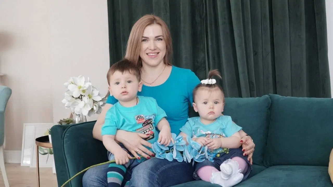 Жительница Екатеринбурга прошла через несколько неудачных попыток ЭКО и усыновление, а затем родила троих детей благодаря программам ОМС и криопереносу. Власти Свердловской области расширили квоты на процедуру.