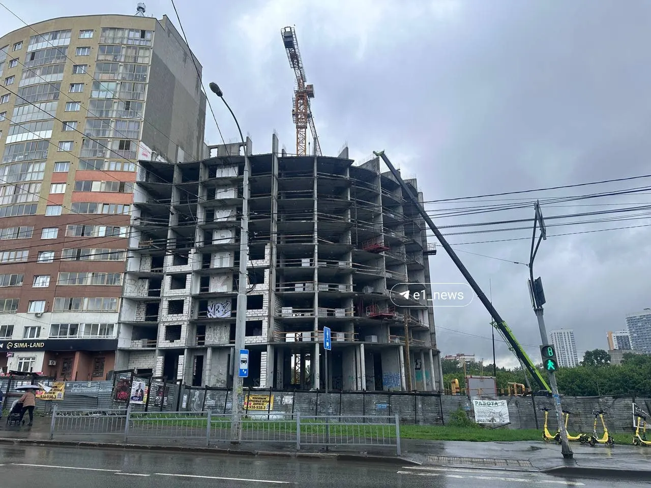 На объекте по адресу Щербакова, 20 заметили строительный кран, началась подготовка к продолжению стройки.