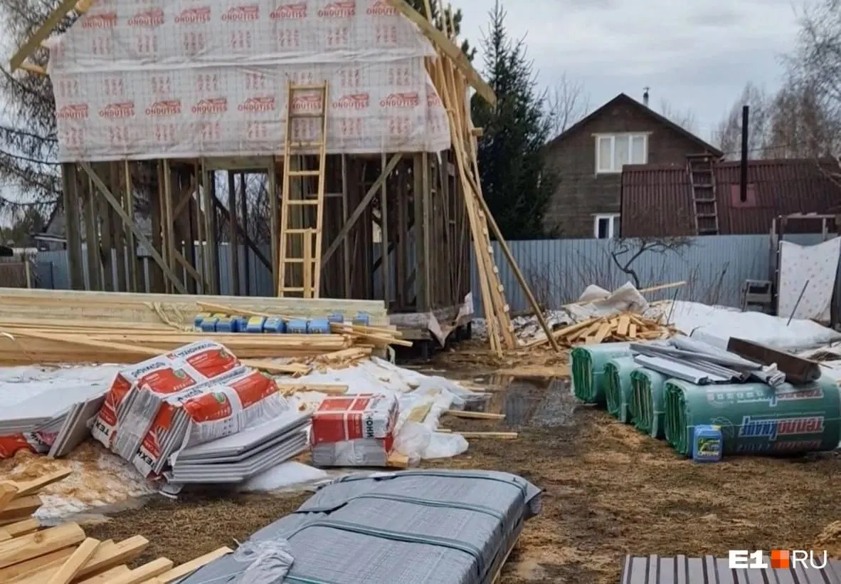 Супруги из Екатеринбурга вложили в строительство дачного дома накопления и кредит, но получили недострой и испорченные материалы. Подрядчик закрыл ИП и объявил о банкротстве — у семьи появились и другие пострадавшие клиенты.