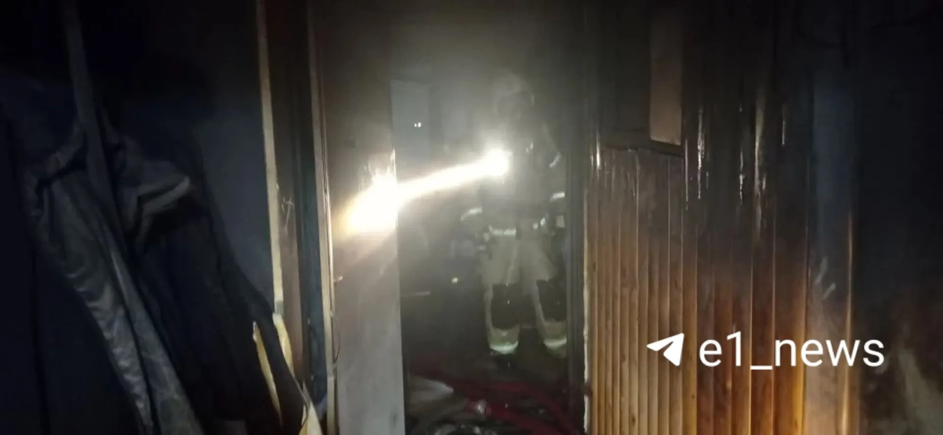 В квартире на шестом этаже дома на улице Расточная произошёл пожар — один мужчина погиб, двое вывезены пострадавшими, соседей эвакуировали; на месте работают экстренные службы.