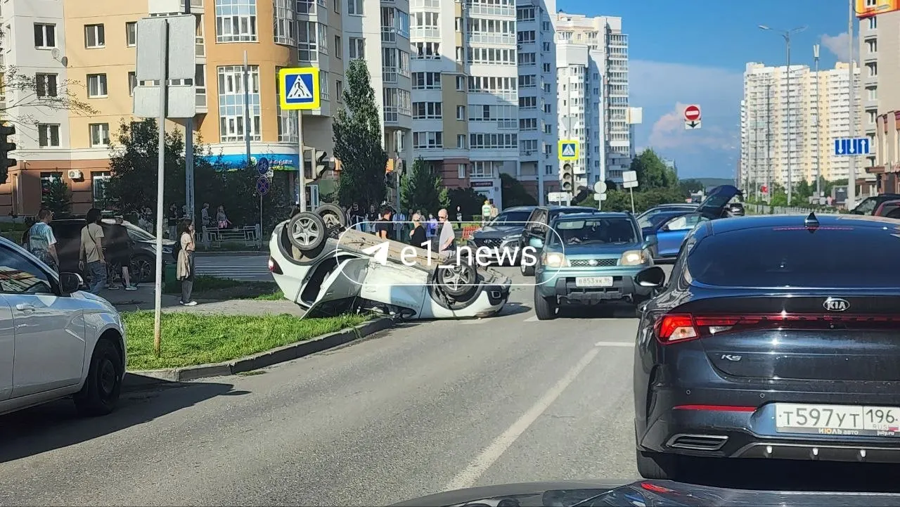 В Екатеринбурге столкнулись Renault и Skoda: из перевёрнутой иномарки извлекли женщину в шоковом состоянии. По словам очевидцев, светофор на перекрёстке не работает второй день.