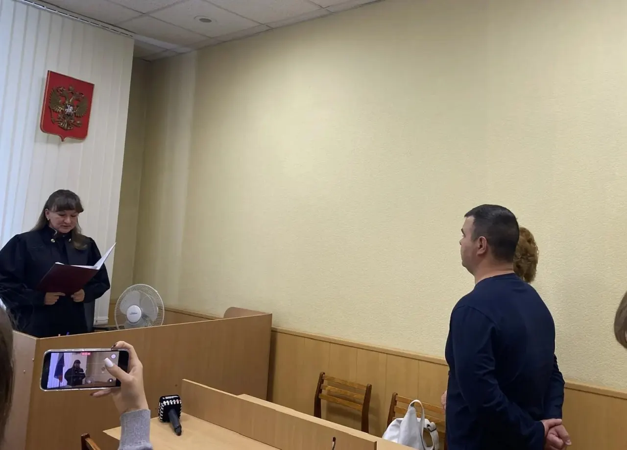 Железнодорожный суд Екатеринбурга признал виновным бывшего преподавателя Уральского железнодорожного техникума Юрия Черкашина в получении взяток; ему назначили штраф 1,5 млн ₽ и запрет на преподавание на четыре года.