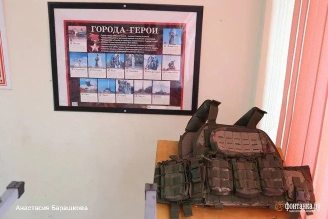 Долю начальной военной подготовки в школьной программе планируют поднять с 20% до 50% учебного времени с 1 сентября 2026 года. В курс войдут занятия по БПЛА и учебные сборы; также появится предмет «ДНК‑России» с 83 героями, в том числе участниками СВО.