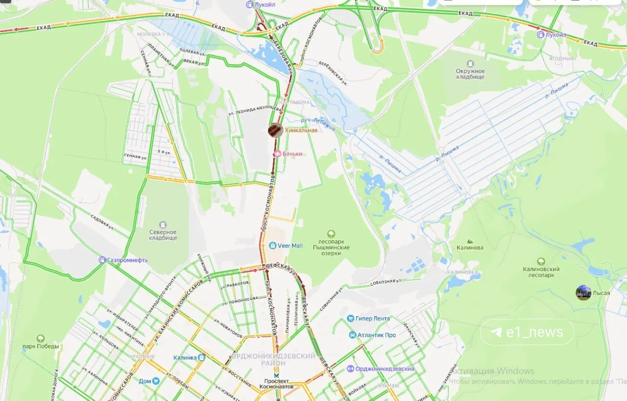 На перекрёстке проспекта Космонавтов и Шефской вышел из строя светофор. Из‑за этого в районе торгового центра Veer Mall и на прилегающих улицах образовались заторы длиной в несколько километров.