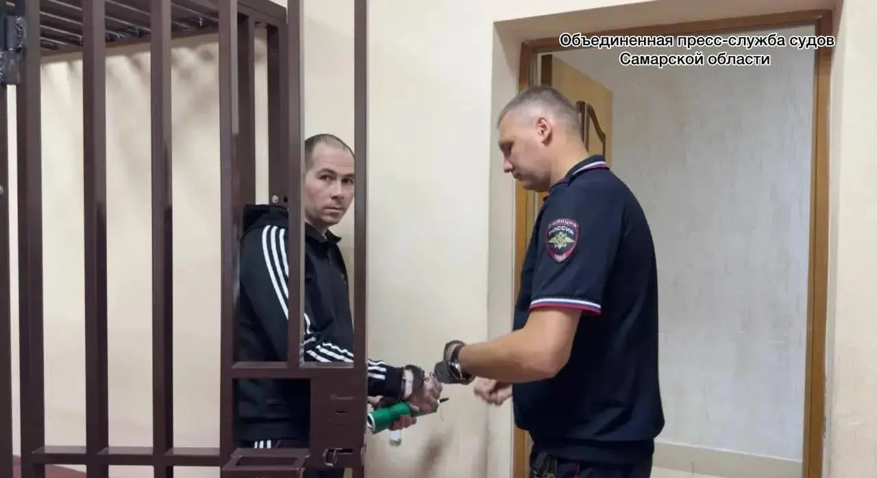 Самарский районный суд приговорил одного из участников преступного сообщества, которое год назад под видом проверок похитило у бывшей главы Корпорации развития Самарской области 421,7 млн рублей; расследование по остальным фигурантам продолжается.
