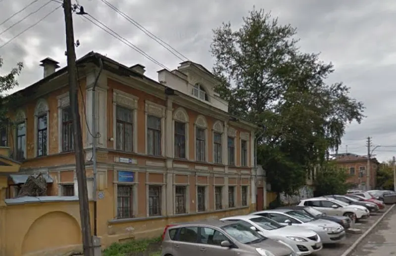 Усадьба середины XIX века, включённая в список объектов культурного значения Свердловской области, выставлена на торги с начальной ценой 84,31 млн рублей. В объявлении отмечают, что объект подходит для коммерческого использования.