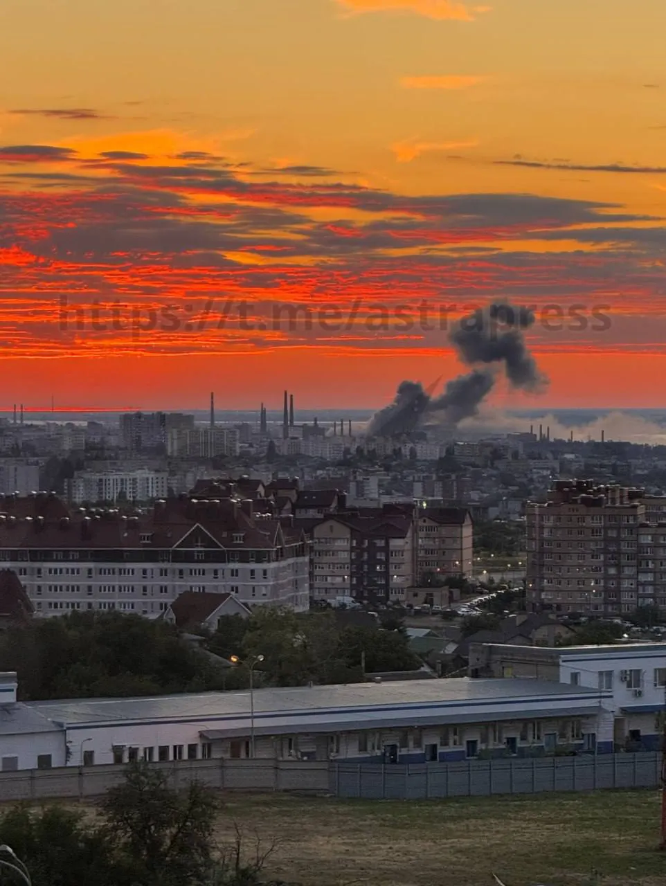 Крылатые ракеты по заводу в Волгограде, ПВО сбили сотни дронов, пострадавшие в разных регионах, решение о нежелательных структурах зарубежных университетов и отмена памятных знаков в Томске — сводка основных событий ночи.