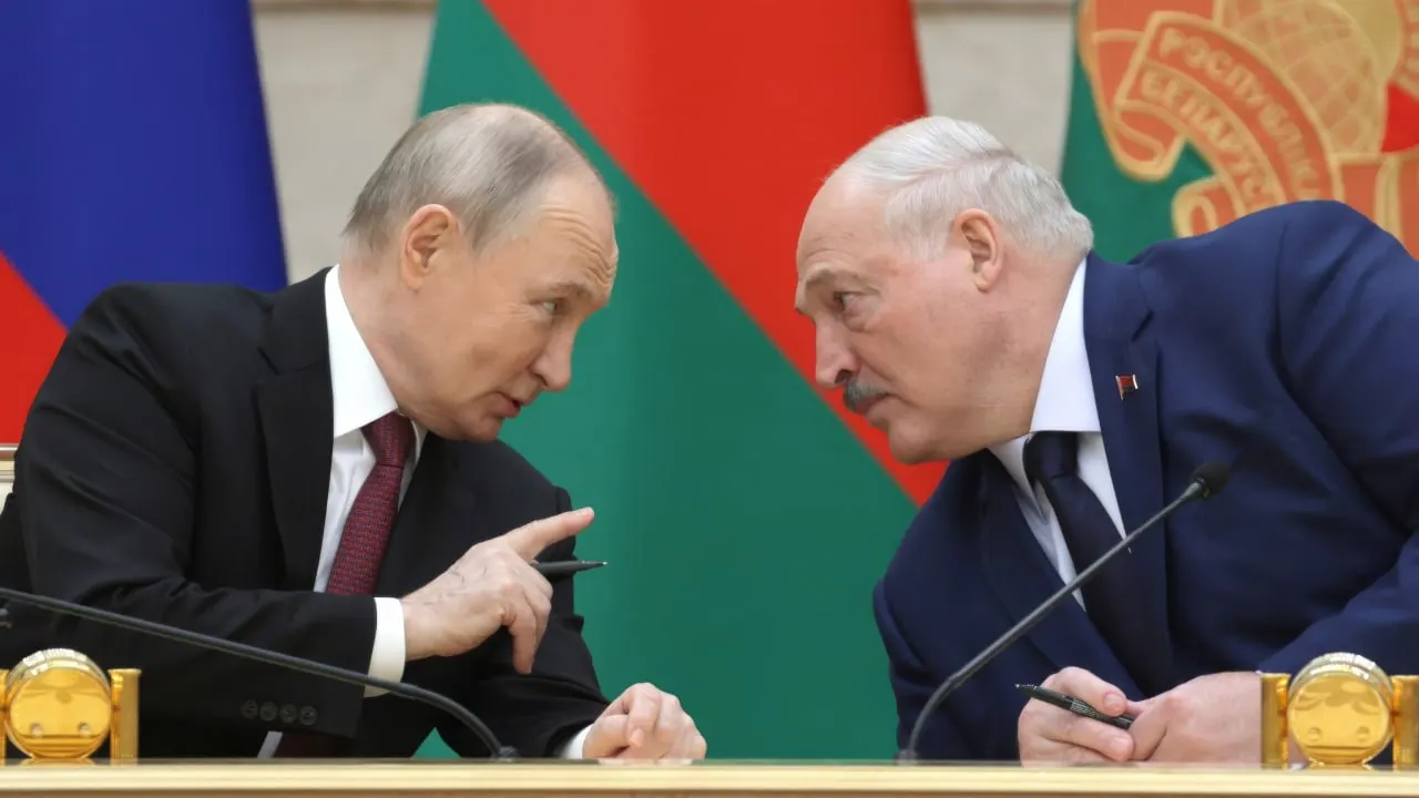 26 июня в резиденции на Валдае прошли доверительные переговоры между президентами России и Беларуси. Официальных заявлений нет — обсуждали безопасность на границе, торгово‑экономическое сотрудничество и вопросы Союзного государства.