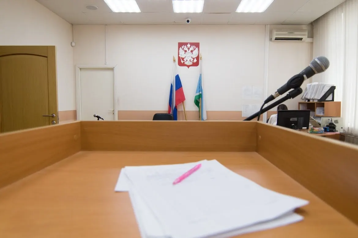Главного редактора местной газеты в Реже признали виновным по статье о клевете с использованием служебного положения. От уголовной ответственности его освободили из‑за истечения срока давности, но местные жители и депутаты выразили возмущение. Ранее редакция публиковала материалы о возможных нарушениях в администрации города.