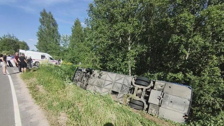Короткий обзор ночных событий: авария экскурсионного автобуса в Ярославской области, пожар на нефтебазе в Новороссийске, задержание бывшего руководителя следственного управления и другие важные сообщения.