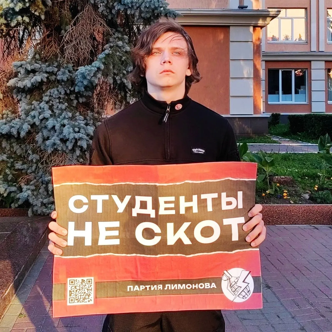 У здания Мордовского университета состоялся одиночный пикет против массовых выселений студентов из общежитий в преддверии крупных мероприятий. Полиция переписала данные участника, задержаний не было.