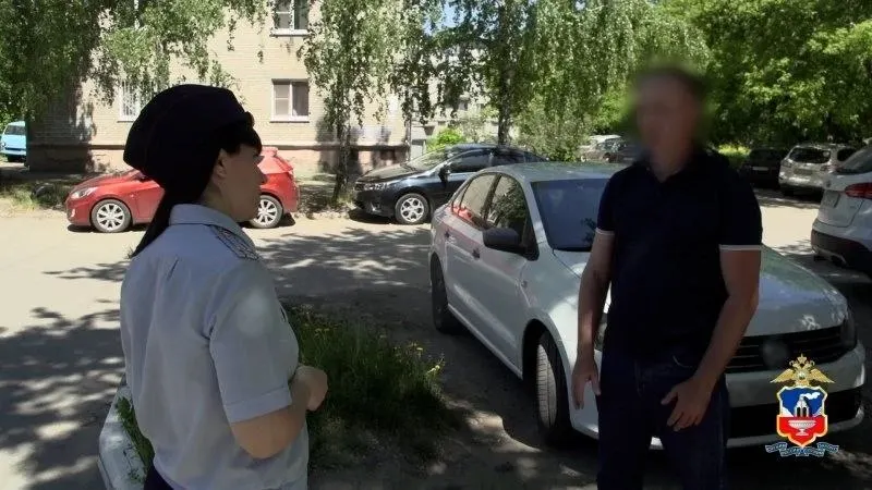 В Барнауле водитель такси заподозрил пассажира и вызвал полицию. По данным следствия, 19‑летний мужчина по указанию мошенников забрал у вдовы участника СВО миллион рублей; ранее он уже передавал злоумышленникам крупную сумму.