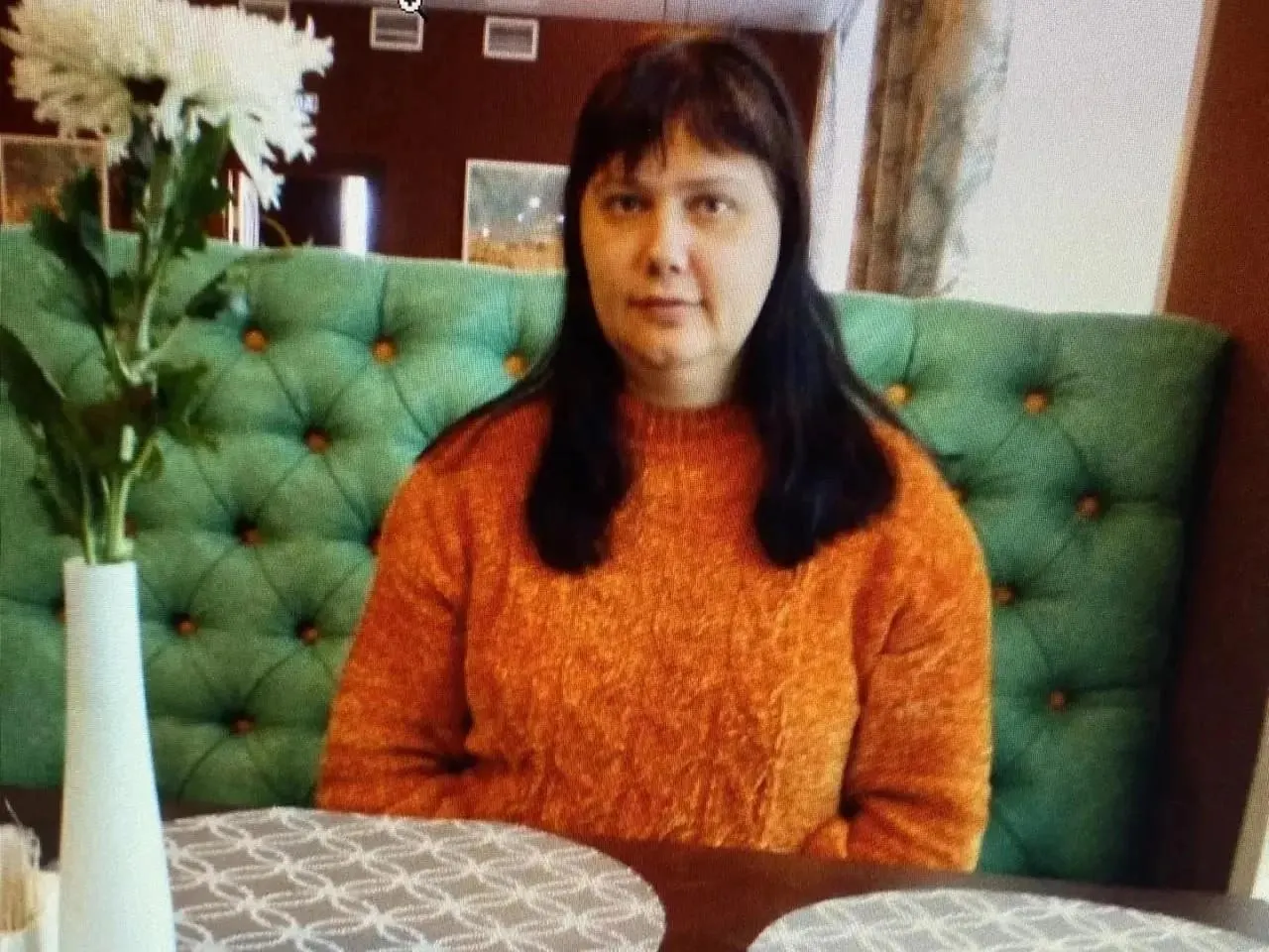 Женщина ушла из дома 2 июня, оставив лекарства; родственники обеспокоены — ей может потребоваться медицинская помощь. Сообщайте о любом известном местонахождении по телефону.