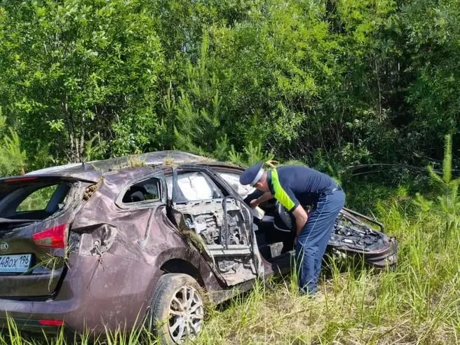 Автомобиль KIA Ceed перевернулся при обгоне грузовика: водитель и два пассажира, не пристегнутые ремнями, скончались на месте.