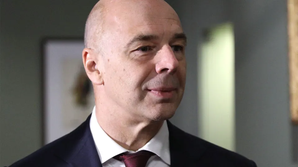 Минфин заявил, что расходы на защитное оборудование для предприятий топливно‑энергетического комплекса должны покрывать сами компании; затраты могут учитываться в себестоимости. Между тем атаки беспилотников серьёзно сократили переработку нефти, вызвали рост оптовых цен и привели к ограничениям экспорта.